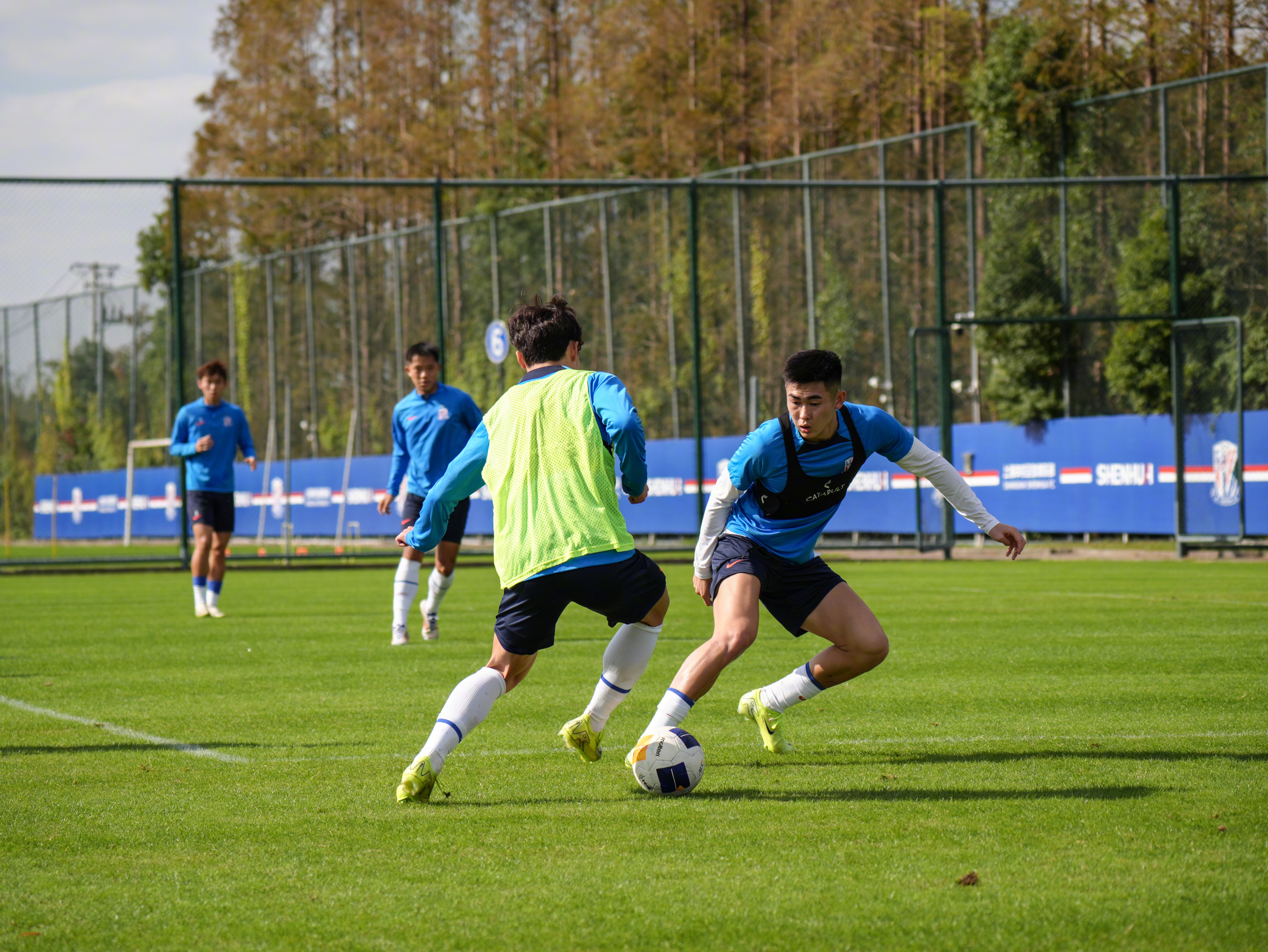 关于荷甲赛前走向成谜，上海申花完成体检，媒体盛赞，年轻球员得到机会的信息